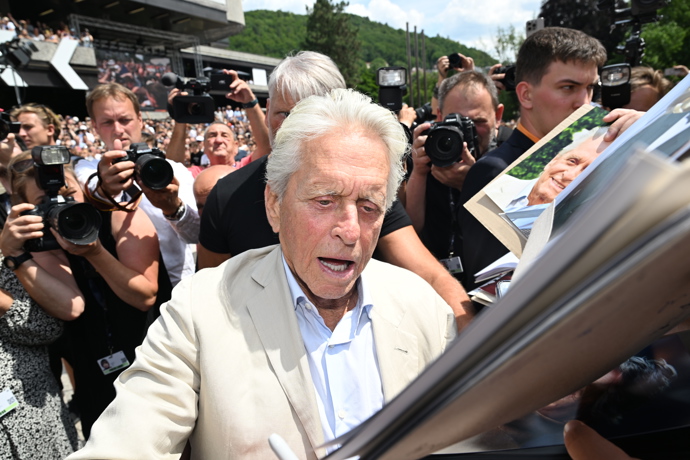 FOTO: Michael Douglas se podepisoval fanouškům před Thermalem. – stránka 46
