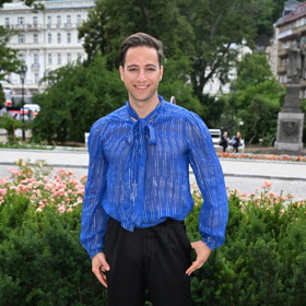 Během Vánoc si zpěvák potrpí na zpívání koled.