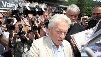 FOTO: Michael Douglas se podepisoval fanouškům před Thermalem.