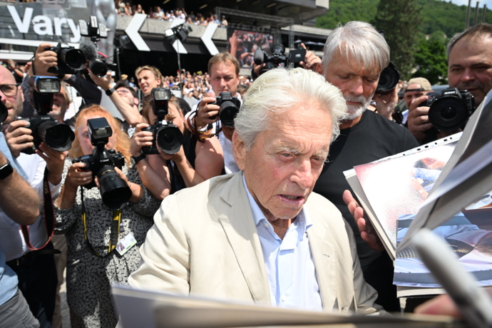 FOTO: Michael Douglas se podepisoval fanouškům před Thermalem. – stránka 45
