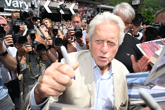 FOTO: Michael Douglas u hotelu Thermal. – stránka 35