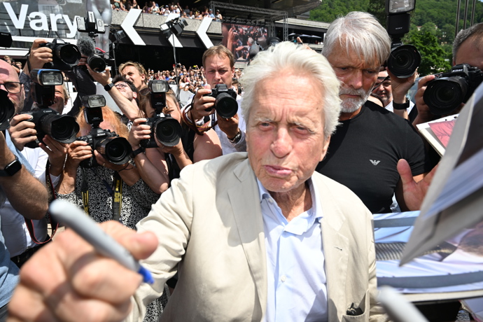 FOTO: Michael Douglas u hotelu Thermal. – stránka 34