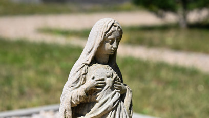 FOTO: Detail sošky na hřbitově.