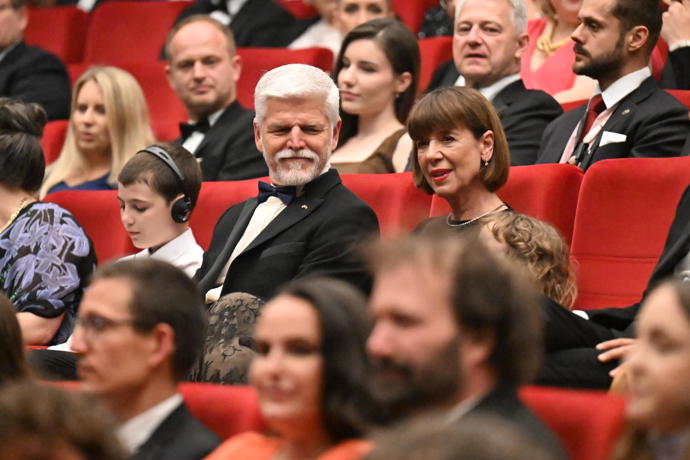 FOTO: Bartošková a Pavel do sálu přišli spolu. – stránka 29