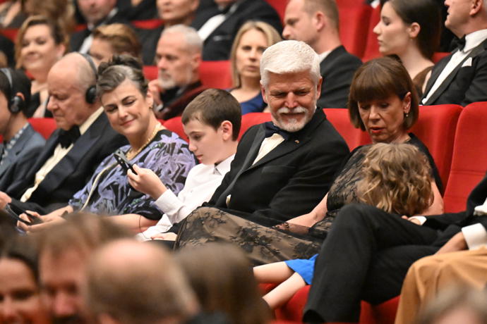 FOTO: Andrea Bartošková po boku Petra Pavla. – stránka 28