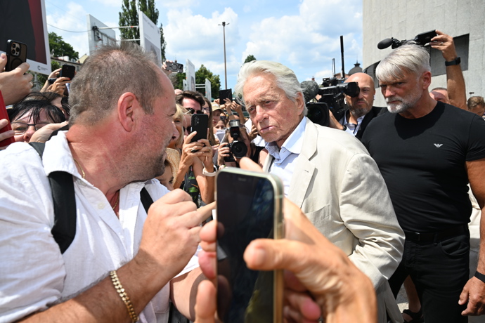 FOTO: Michael Douglas u hotelu Thermal. – stránka 33