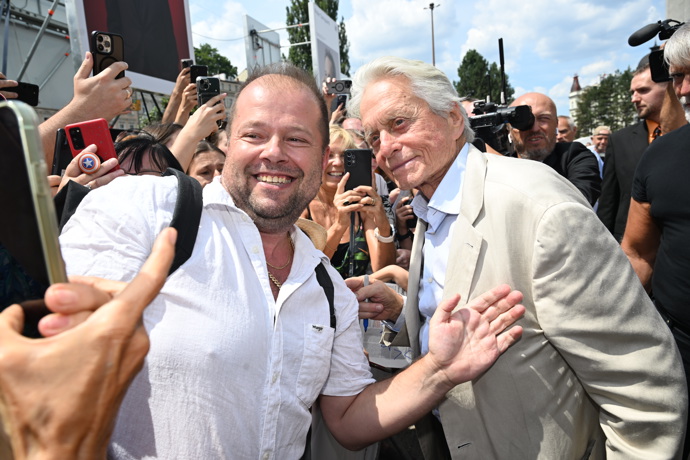 FOTO: Michael Douglas u hotelu Thermal. – stránka 32