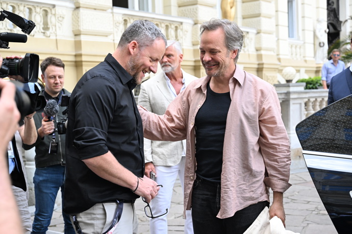 FOTO: Herec Peter Sarsgaard je ve Varech. – stránka 35