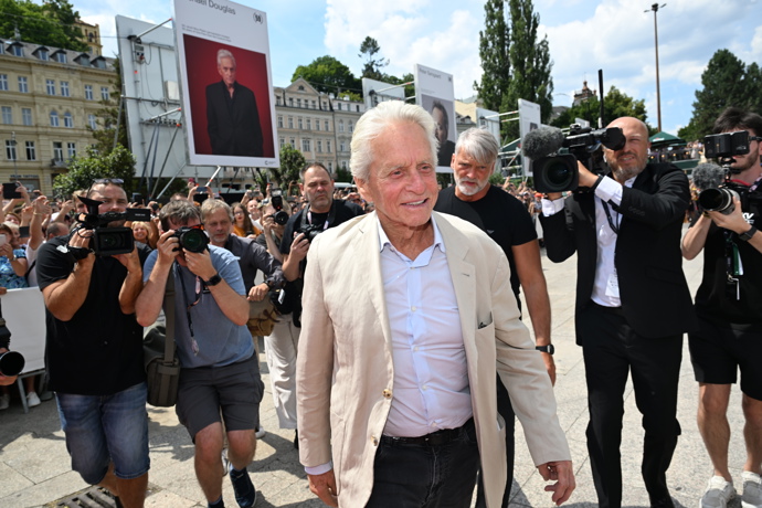 FOTO: Michael Douglas u hotelu Thermal. – stránka 31