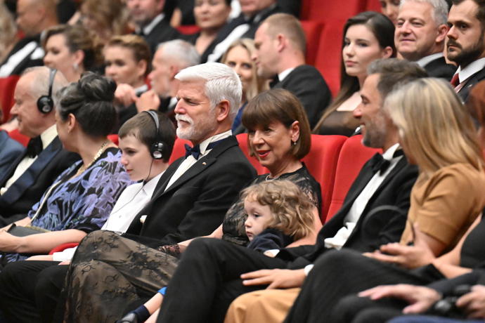 FOTO: Petr Pavel a Andrea Bartošková si vychutnali festivalové finále v dobré náladě a vzpomínkách na Jiřího Bartošku. – stránka 69