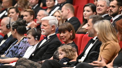 FOTO: Petr Pavel a Andrea Bartošková sledovali závěrečný program s klidem a dojetím.
