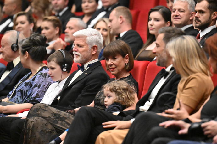 FOTO: Petr Pavel a Andrea Bartošková sledovali závěrečný program s klidem a dojetím. – stránka 68