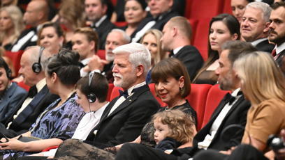 FOTO: Petr Pavel a Andrea Bartošková sledovali závěrečný ceremoniál bok po boku.