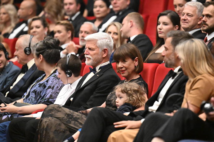 FOTO: Petr Pavel a Andrea Bartošková sledovali závěrečný ceremoniál bok po boku. – stránka 65