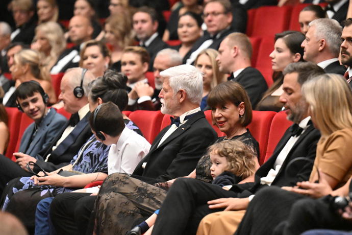 FOTO: Elegantní Petr Pavel a zářivá Andrea Bartošková tvořili nepřehlédnutelnou dvojici večera. – stránka 66