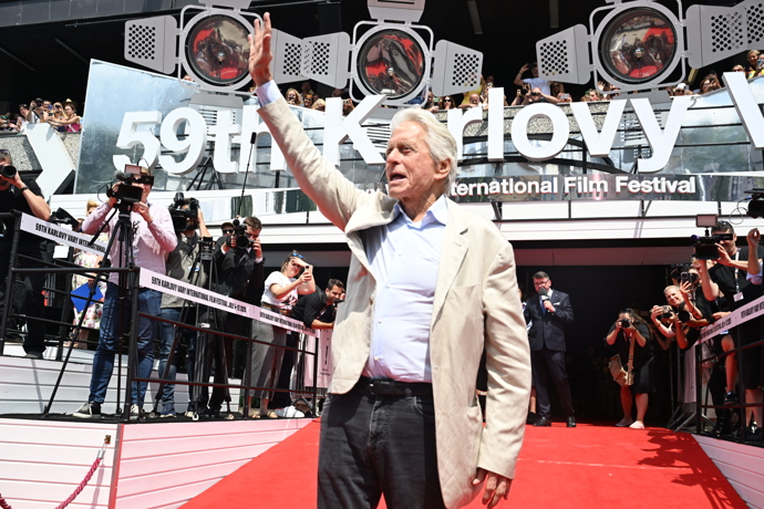 FOTO: Michael Douglas se zdravil s fanoušky. – stránka 40