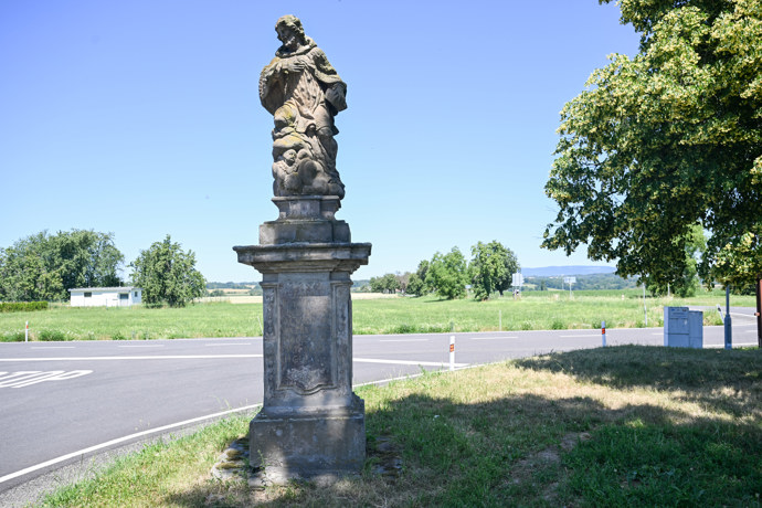 FOTO: Socha u křižovatky mezi Svijany a Svojanským Újezdem. – stránka 30