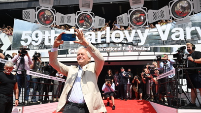 FOTO: Michael Douglas byl nadšený z davu fanoušků.