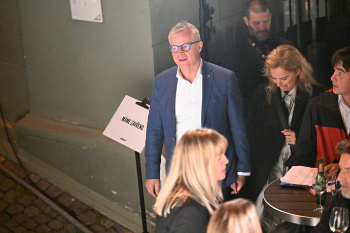FOTO: Pár společně i odešel. – stránka 6