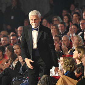 Petr Pavel na cestě na pódium.