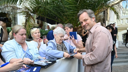 FOTO: Peter Sarsgaard se podepsal fanouškům.