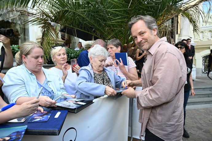 FOTO: Peter Sarsgaard se podepsal fanouškům. – stránka 1783