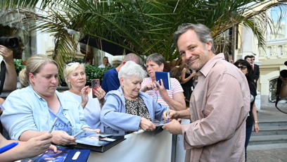 FOTO: Peter Sarsgaard se podepsal fanouškům.