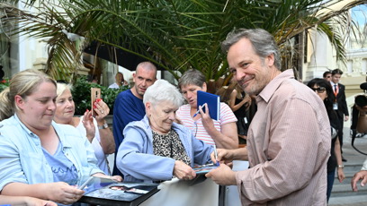 FOTO: Peter Sarsgaard se podepsal fanouškům.