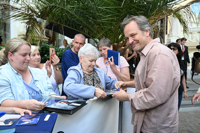 FOTO: Peter Sarsgaard se podepsal fanouškům. – stránka 1780