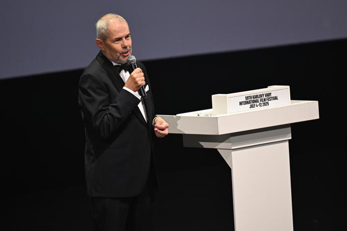 FOTO: Eben pronesl dojemnou řeč. – stránka 11