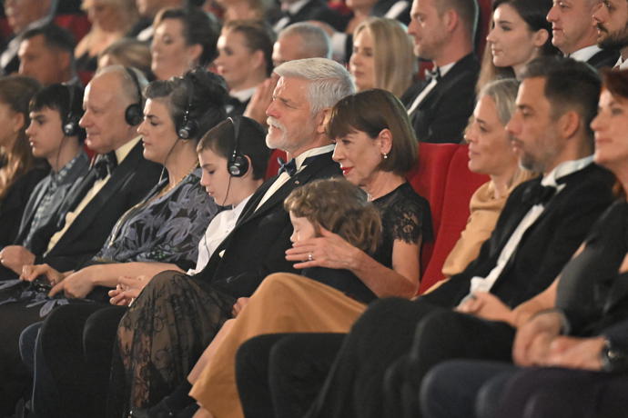 FOTO: Andrea Bartošková objímá vnučku. – stránka 54