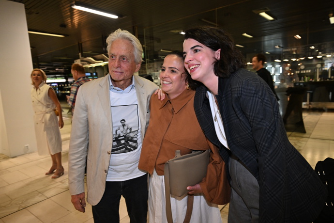 FOTO: Michael Douglas se vyfotil s herečkou Antonií Formanovou, vnučkou Miloše Formana. – stránka 56