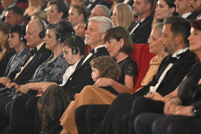 FOTO: Andrea Bartošková si užívá dojemný večer. – stránka 50