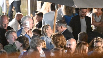 FOTO: Mucha donesl oslavenci balónky.