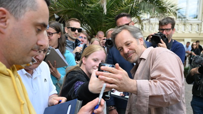 FOTO: Peter Sarsgaard se ochotně fotil s fanoušky.