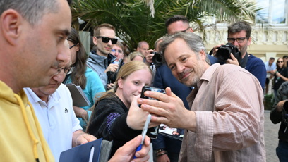 FOTO: Peter Sarsgaard se ochotně fotil s fanoušky.