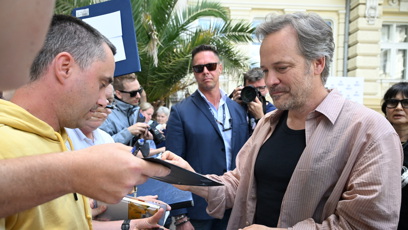 FOTO: Peter Sarsgaard se podepsal fanouškům.