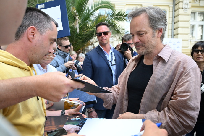 FOTO: Peter Sarsgaard se podepsal fanouškům. – stránka 1777