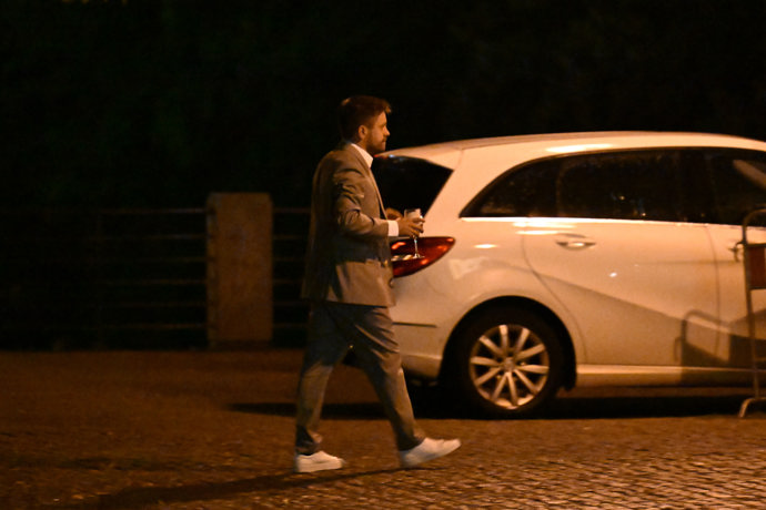 FOTO: Jiří Mádl si jde pro jídlo. – stránka 86