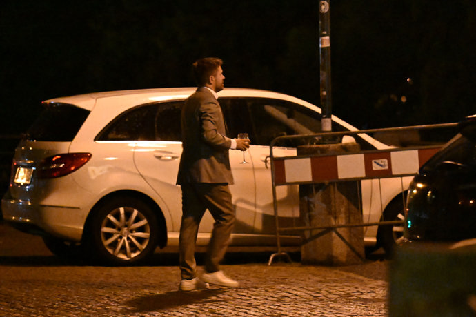 FOTO: Jiří Mádl si večer užíval. – stránka 121
