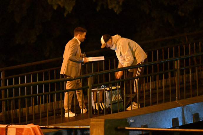 FOTO: Spokojený Jiří Mádl s pizzou. – stránka 115
