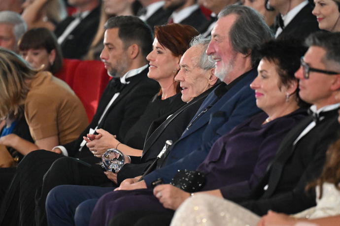 FOTO: Bolek Polívka po boku své ženy ve fialových šatech. – stránka 8