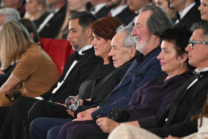 FOTO: Bolek Polívka bedlivě sledoval program. – stránka 6