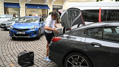 FOTO: Janek Bartoška vytahoval jednu věc za druhou.