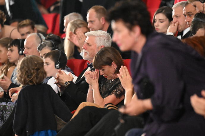 FOTO: Andrea Bartošková zvládla ceremoniál statečně. – stránka 3