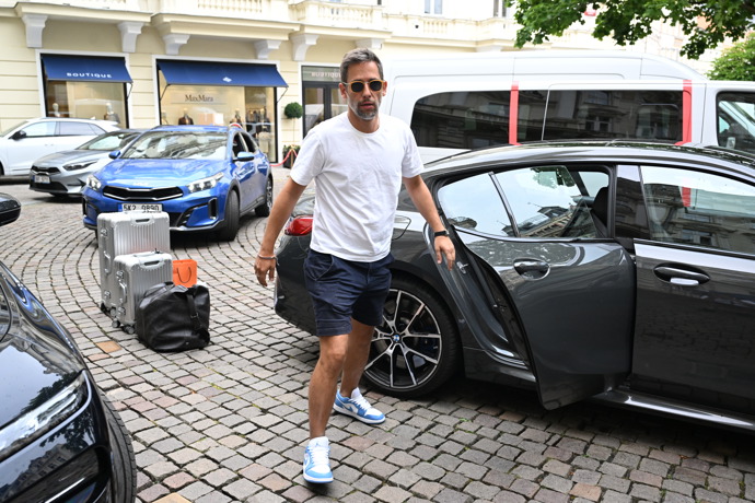 FOTO: Janek Bartoška dorazil na Karlovarský festival už ve čtvrtek odpoledne. – stránka 139