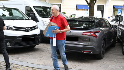 FOTO: Marek Eben už přijel do Varů.