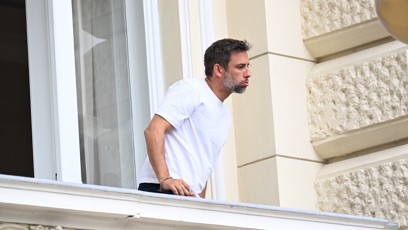 FOTO: Janek Bartoška už si na hotelovém balkoně ve Varech užíval první cigaretu.