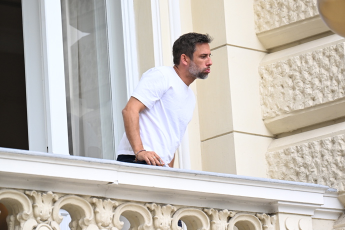 FOTO: Janek Bartoška už si na hotelovém balkoně ve Varech užíval první cigaretu. – stránka 121