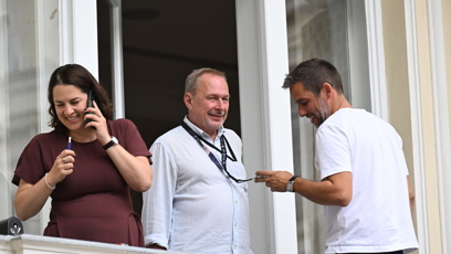 FOTO: Janek Bartoška už si na hotelovém balkoně ve Varech užíval první cigaretu.